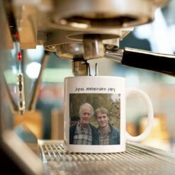 Mug personnalisé avec photo de famille en situation sous une machine à café
