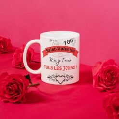 Mug Saint-Valentin humour entouré de roses rouges