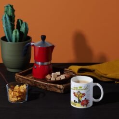 Mug papa super héros sur une table avec une cafetière italienne