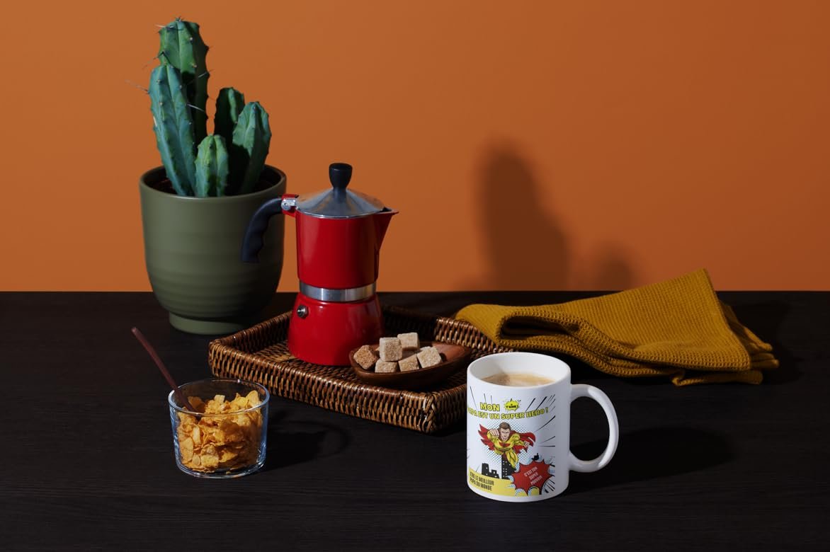 Mug papa super héros sur une table avec une cafetière italienne