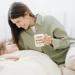 Femme et enfant avec le mug marraine au réveil