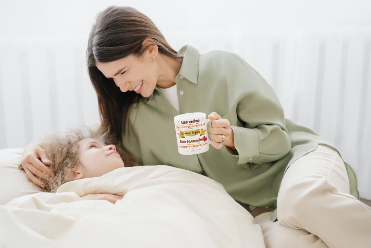 Femme et enfant avec le mug marraine au réveil