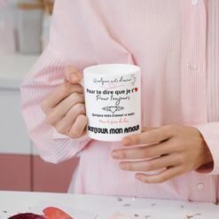 Femme tenant le mug Bonjour mon amour près d’un cadeau