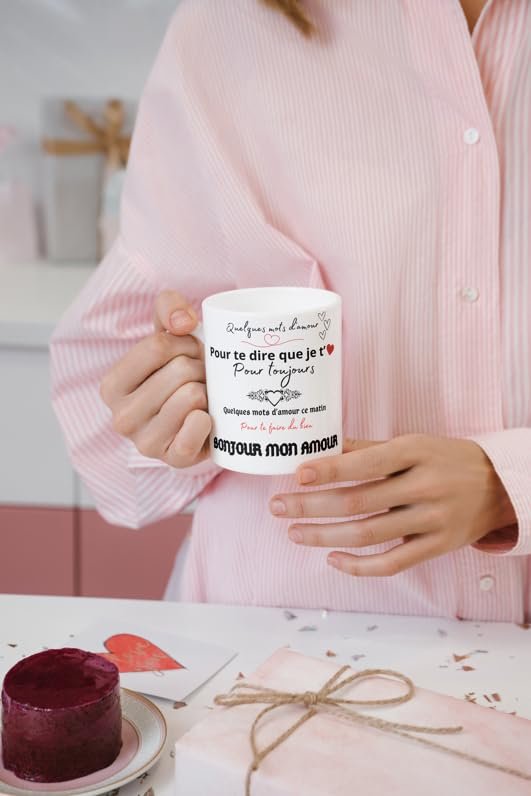 Femme tenant le mug Bonjour mon amour près d’un cadeau