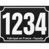 Plaque numéro maison personnalisée noire avec numéro gravé blanc, exemple avec le numéro 1234