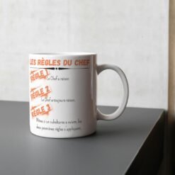 Mug Les règles du chef sur une étagère grise