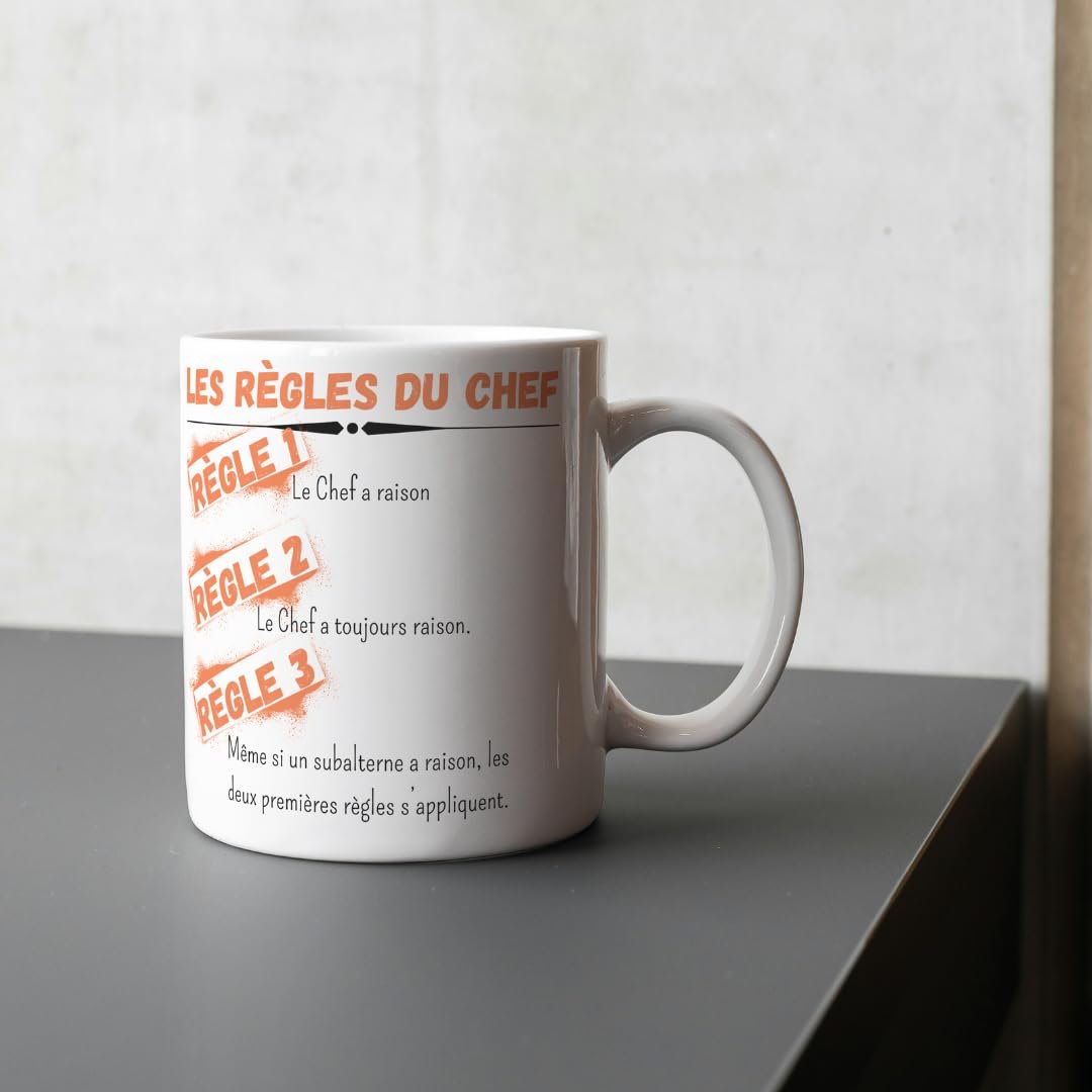 Mug Les règles du chef sur une étagère grise