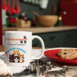 Mug chaton câlins excessifs sur une table avec des biscuits