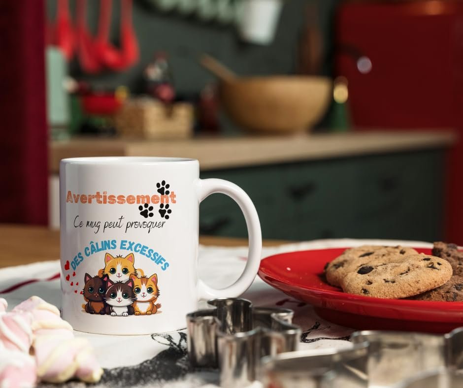 Mug chaton câlins excessifs sur une table avec des biscuits