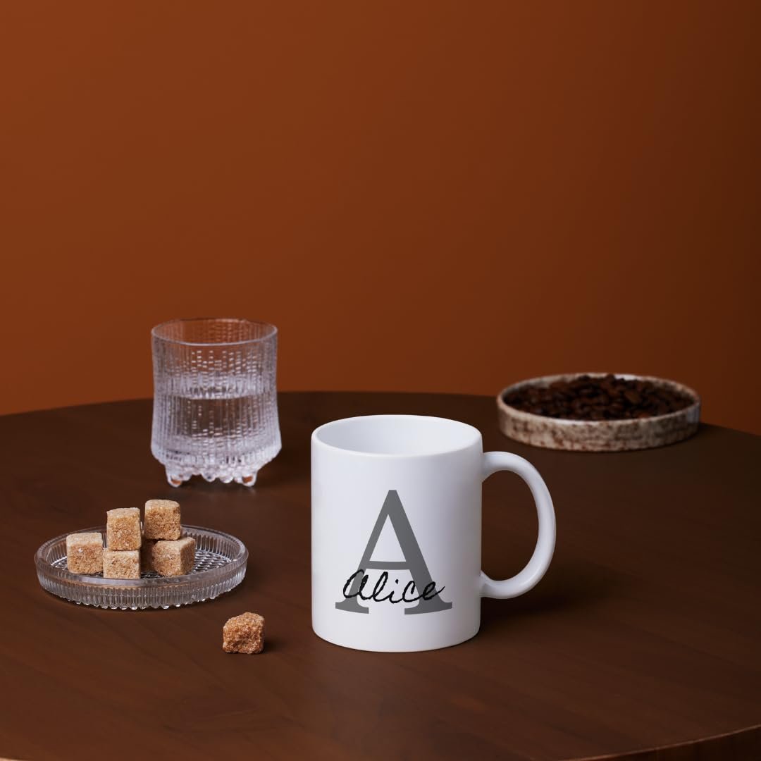Mug personnalisé prénom Alice posé sur une table en bois, à côté d’un verre d’eau et de morceaux de sucre