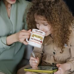 Maman et petite fille buvant dans le mug marraine