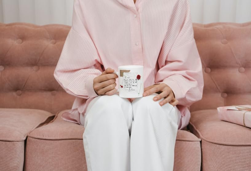 Femme assise sur un canapé tenant le mug lettre d’amour