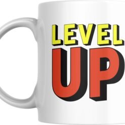 Face arrière du mug geek avec LEVEL UP en lettres jaunes et rouges