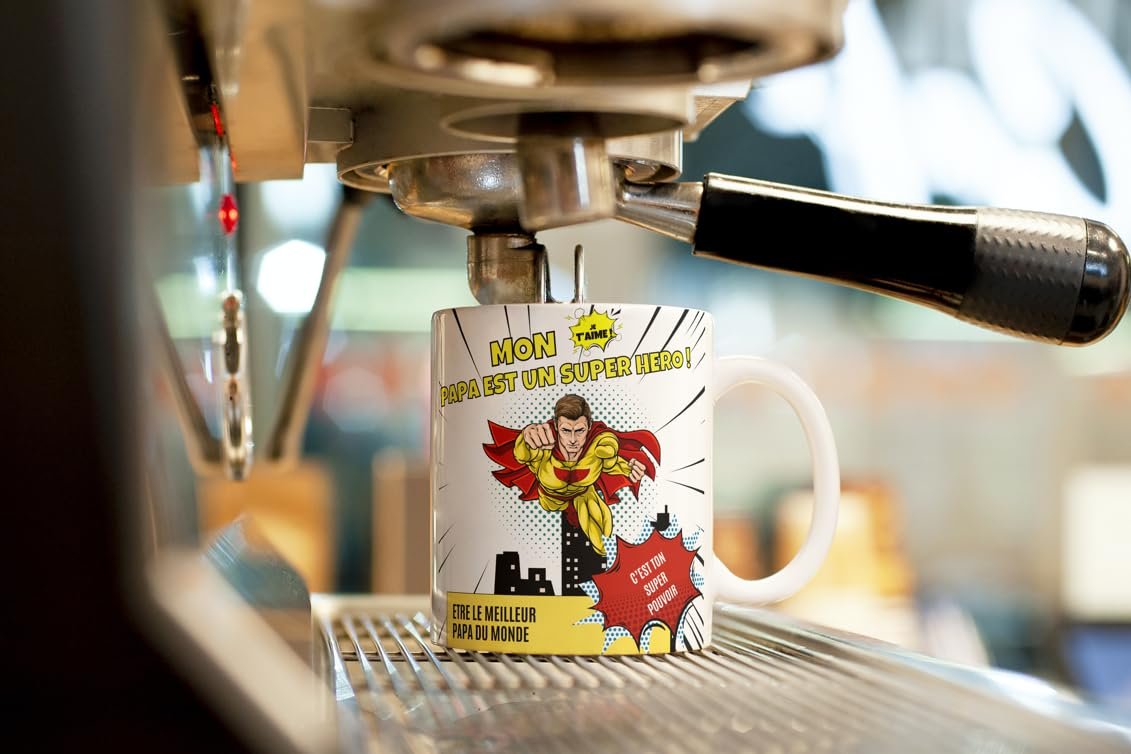 Mug papa super héros sous une machine à expresso