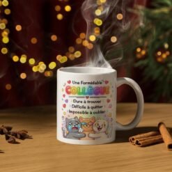 Mug formidable collègue fumant sur une table en bois avec des bâtons de cannelle