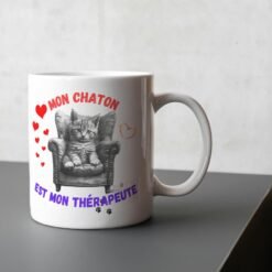 Mug chat thérapeute posé sur un meuble sombre