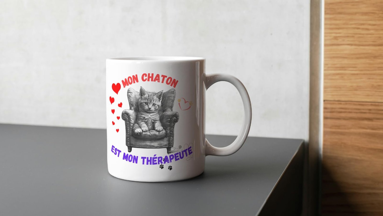 Mug chat thérapeute posé sur un meuble sombre