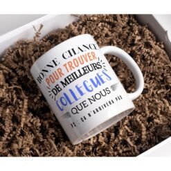 Mug départ collègue posé dans de la frisure de papier kraft