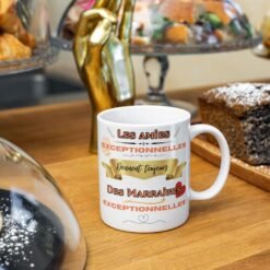 Mug marraine sur une table avec des pâtisseries