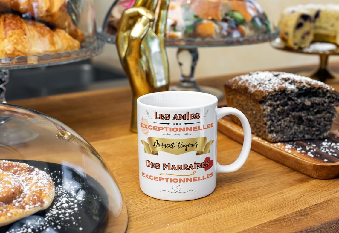 Mug marraine sur une table avec des pâtisseries