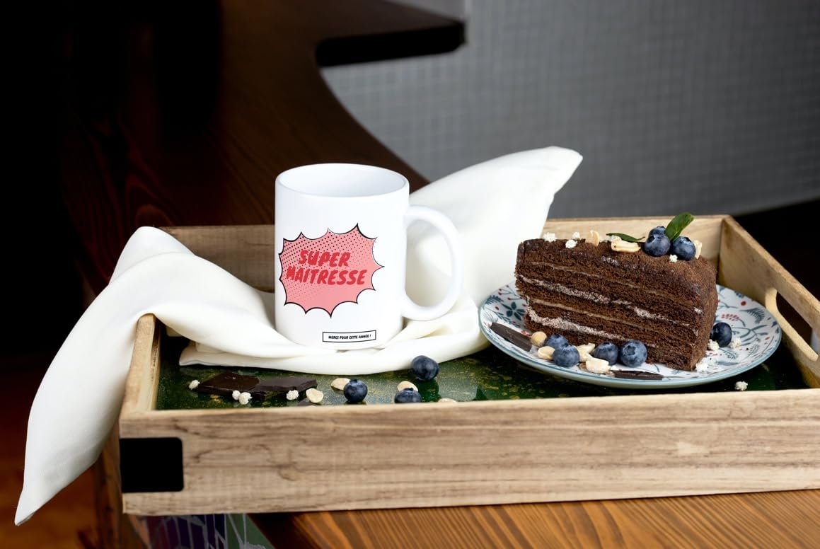 Mug Super Maîtresse sur un plateau avec un gâteau au chocolat