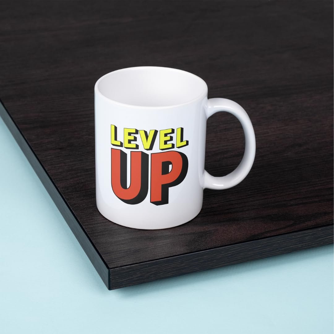 Mug geek LEVEL UP sur un bureau en bois sombre
