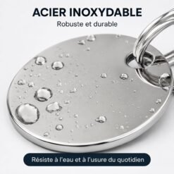 Gros plan sur la médaille ronde en acier inoxydable couverte de gouttes d'eau