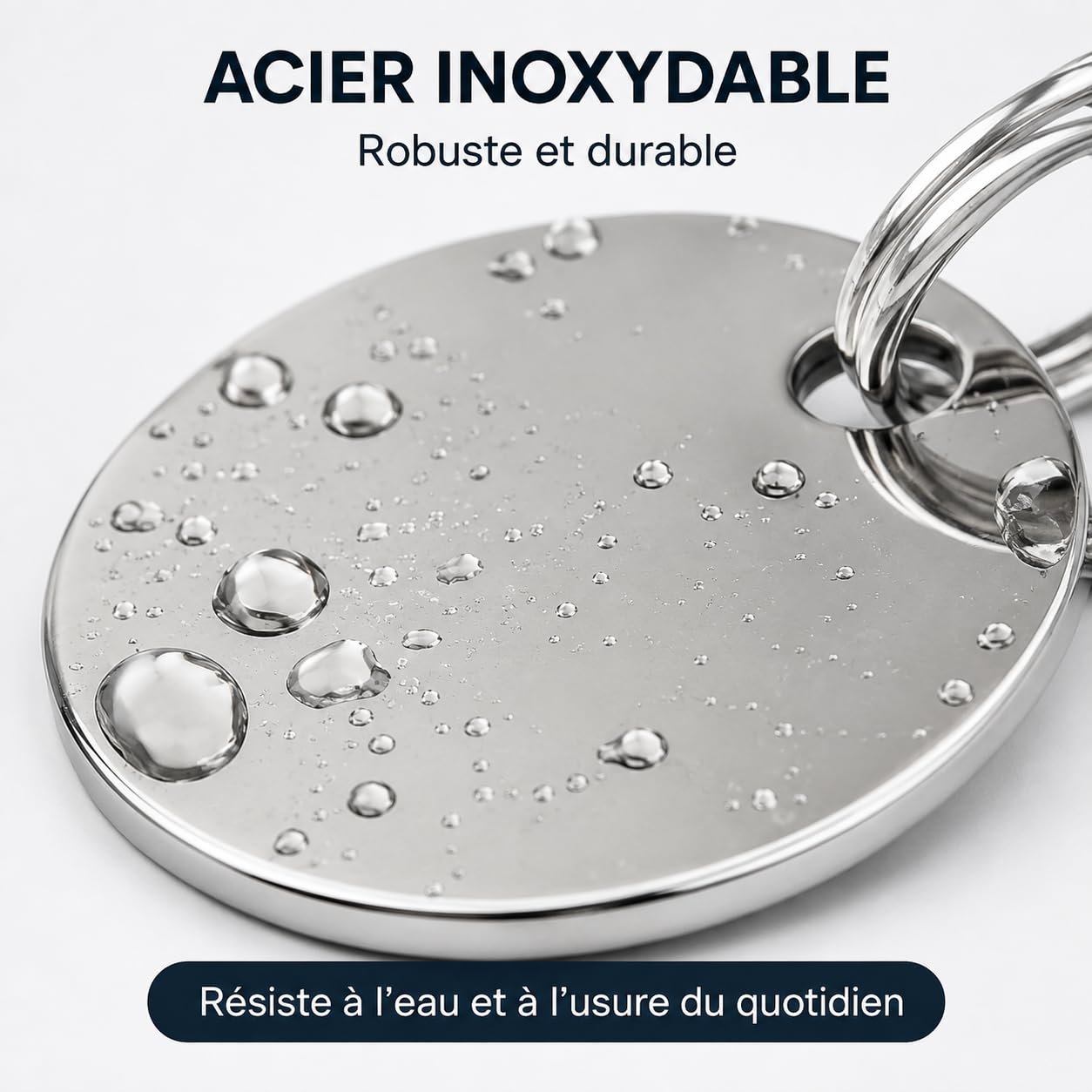 Gros plan sur la médaille ronde en acier inoxydable couverte de gouttes d'eau