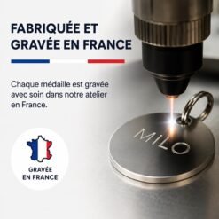 Gravure du prénom Milo sur une médaille ronde dans notre atelier d’Auby (Nord)