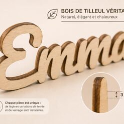 Gros plan sur le prénom Emma découpé dans le bois de tilleul, avec le détail de l’épaisseur de 3 mm