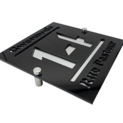 Plaque numéro maison noir et argent vue de biais avec entretoises argent