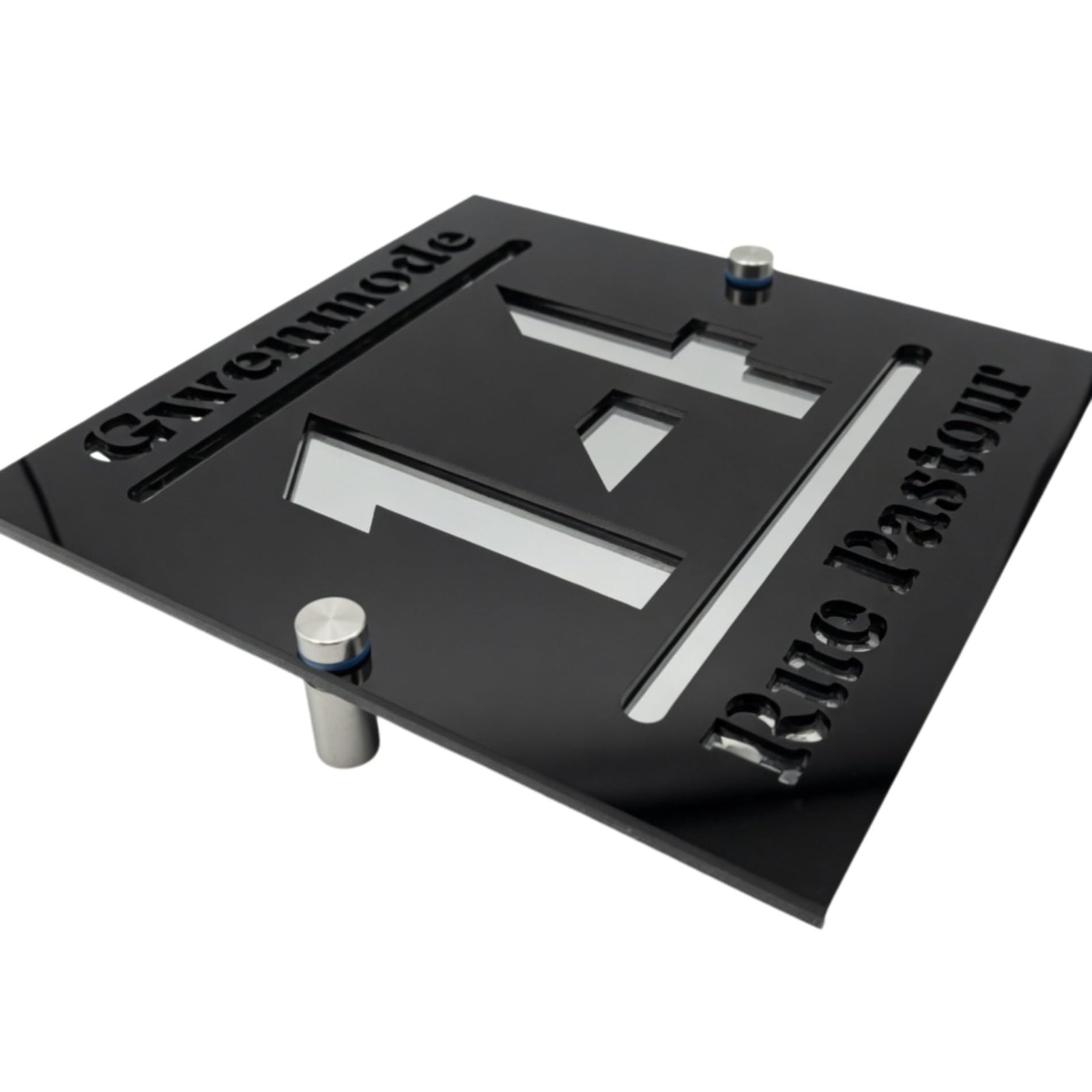 Plaque numéro maison noir et argent vue de biais avec entretoises argent