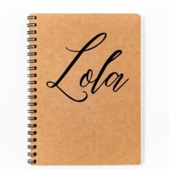 Sticker prénom Lola posé sur un carnet kraft