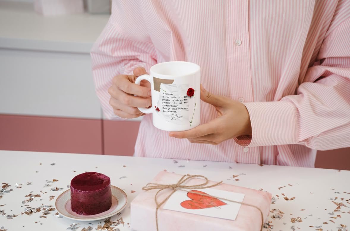 Femme tenant le mug lettre d’amour près d’un cadeau