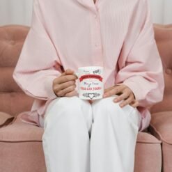 Femme assise tenant le mug je t’aime tous les jours