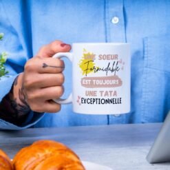 Main tenant le mug annonce grossesse future tata au petit-déjeuner