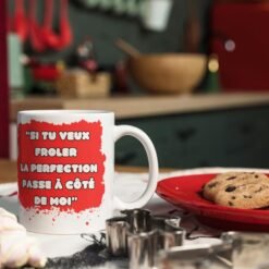 Mug frôler la perfection sur une table avec des cookies