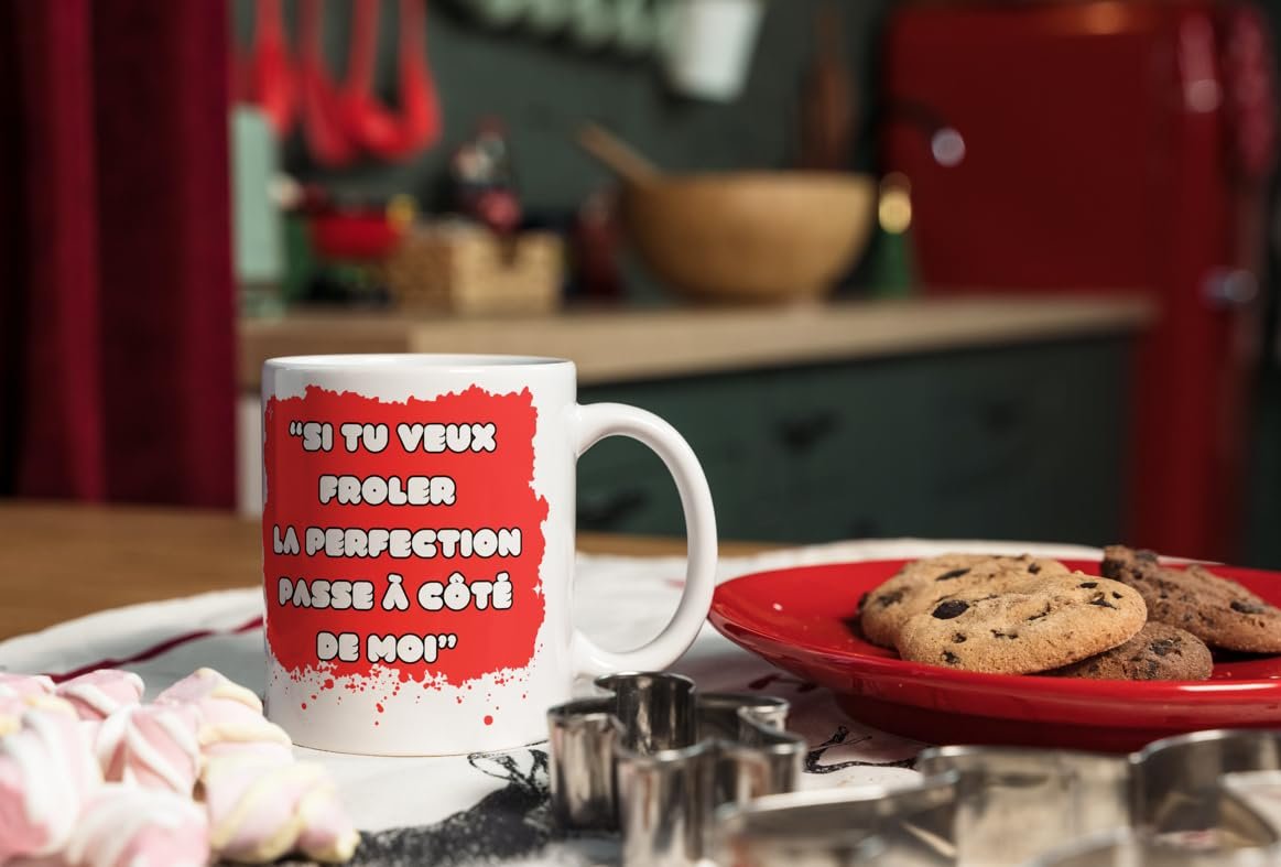 Mug frôler la perfection sur une table avec des cookies
