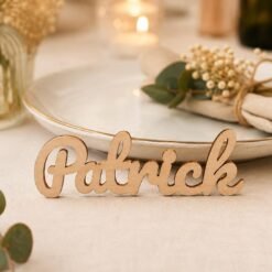 Marque-place en bois au prénom Patrick posé devant une assiette et une serviette décorée de gypsophile
