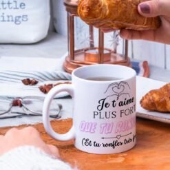 Mug humour couple sur une table de petit-déjeuner avec croissants