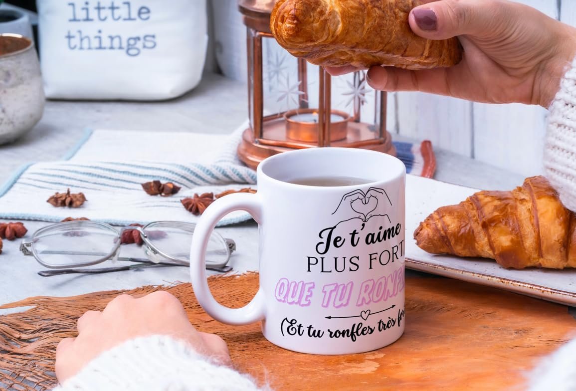 Mug humour couple sur une table de petit-déjeuner avec croissants