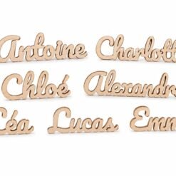 Sept marque-places en bois de tilleul aux prénoms Antoine, Charlotte, Chloé, Alexandre, Léa, Lucas et Emma