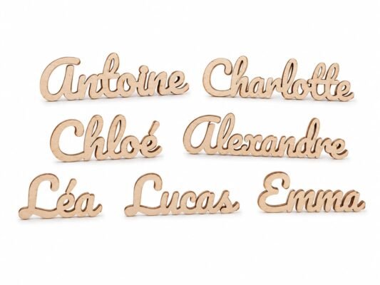 Sept marque-places en bois de tilleul aux prénoms Antoine, Charlotte, Chloé, Alexandre, Léa, Lucas et Emma