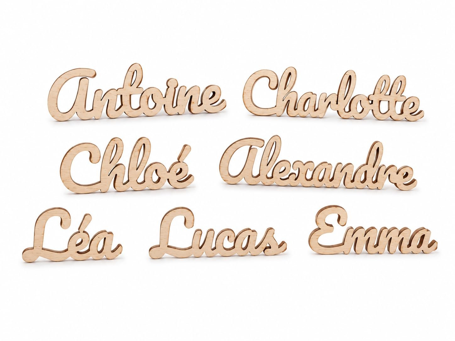 Sept marque-places en bois de tilleul aux prénoms Antoine, Charlotte, Chloé, Alexandre, Léa, Lucas et Emma