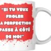 Mug Si tu veux frôler la perfection passe à côté de moi sur fond rouge