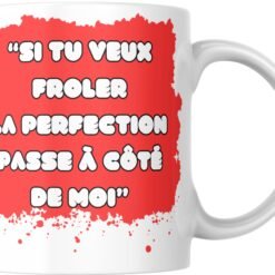 Mug Si tu veux frôler la perfection passe à côté de moi sur fond rouge