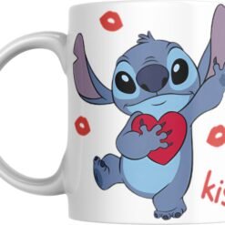 Face arrière du mug Stitch et Angel : Stitch serrant un cœur, bisous rouges et mot kiss