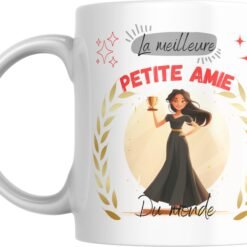 Mug meilleure petite amie du monde avec jeune femme en robe noire tenant une coupe