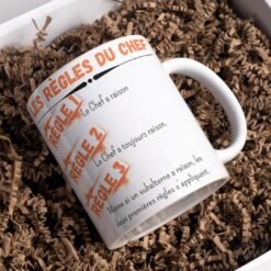 Mug règles du chef posé dans de la frisure de papier kraft