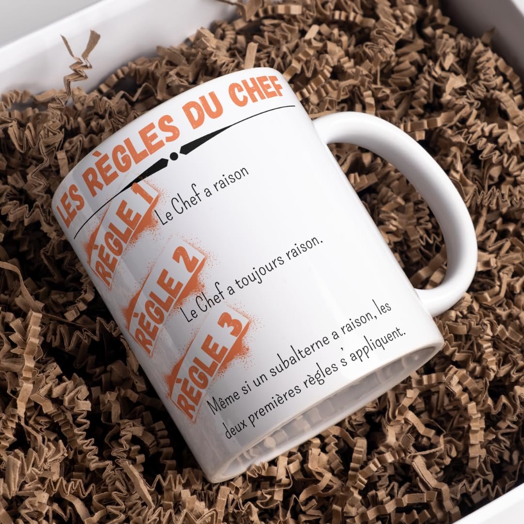 Mug règles du chef posé dans de la frisure de papier kraft
